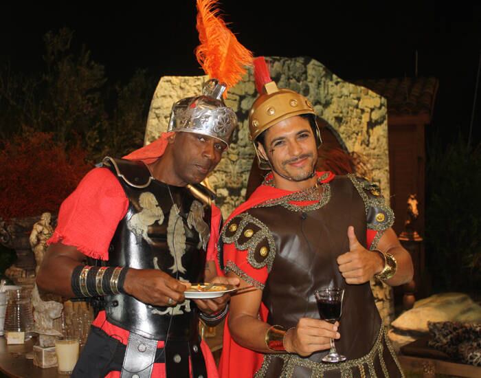 Os comes e bebes também foram uma atração à parte


+ Assista ao reality 24 horas de graça!

+ Festa Romana acaba em Guerra de Almofadas

+ Peões fazem montinho em Oscar Maroni

