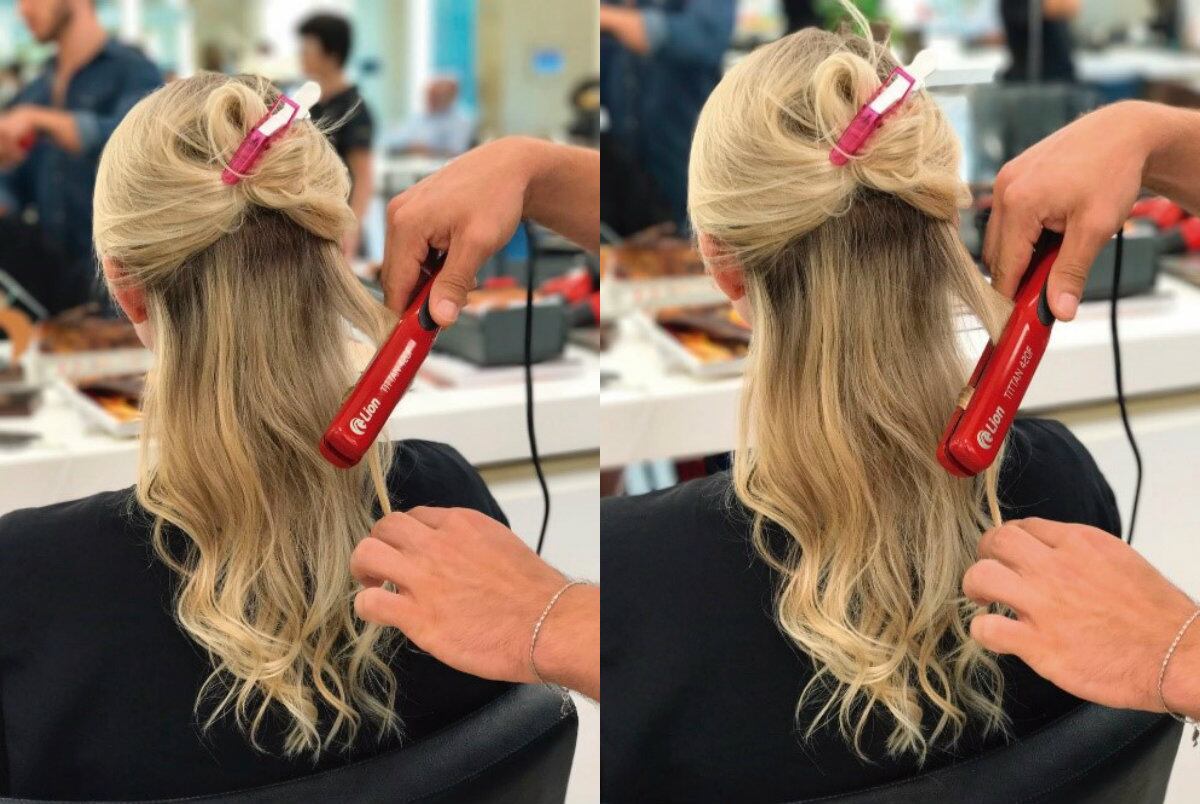 1° passo – Depois de lavar, aplique protetor térmico e prepare o cabelo com uma
escova. Você deve separar os fios em duas partes. Na primeira etapa, prenda as
mechas superiores e comece
a enrolar atrás da nuca de cima para baixo, girando a prancha com uma volta inteira (o profissional, que é embaixador da Lion, usou um modelo Tittan 420F), rodando o próprio cacho nela mesmo, como se fosse um
laço