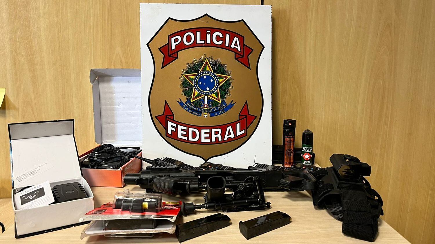 A Polícia Federal apreendeu armamentos, R$ 360 mil em espécie e três carros de luxo na operação que prendeu o bicheiro Capitão Guimarães e outras duas pessoas em Niterói, na região metropolitana do Rio, nesta quarta-feira (7), por suspeita de participação em um homicídio cometido em 2020