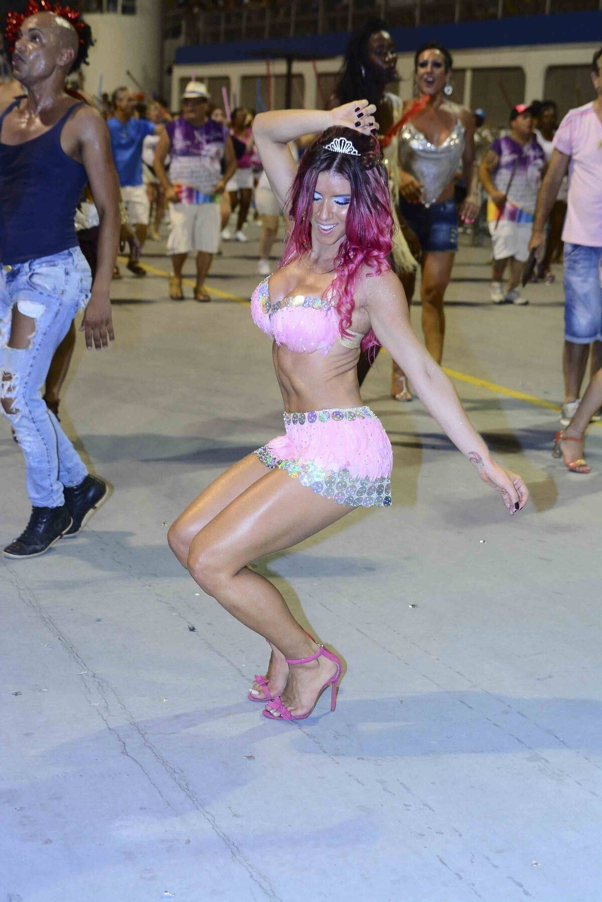 Thaís Bianca desfila no ensaio técnico da Rosas de Ouro, em São Paulo