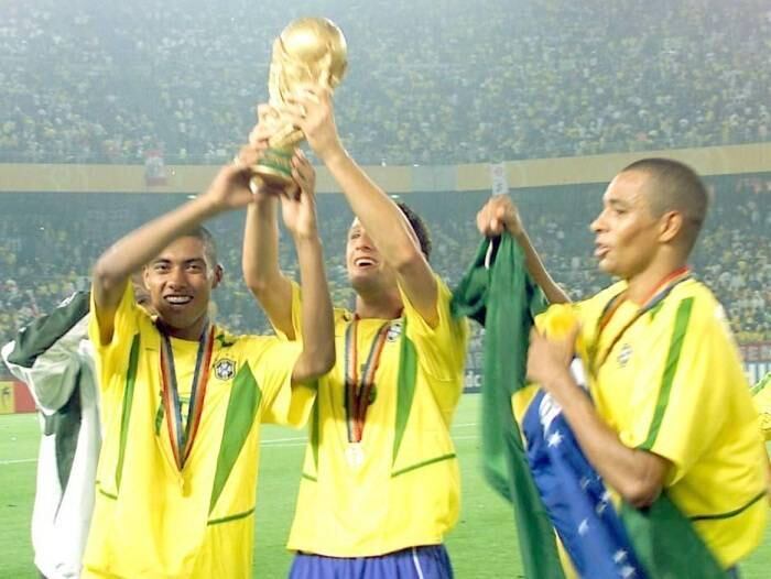Jogadores comemorando a conquista do Penta