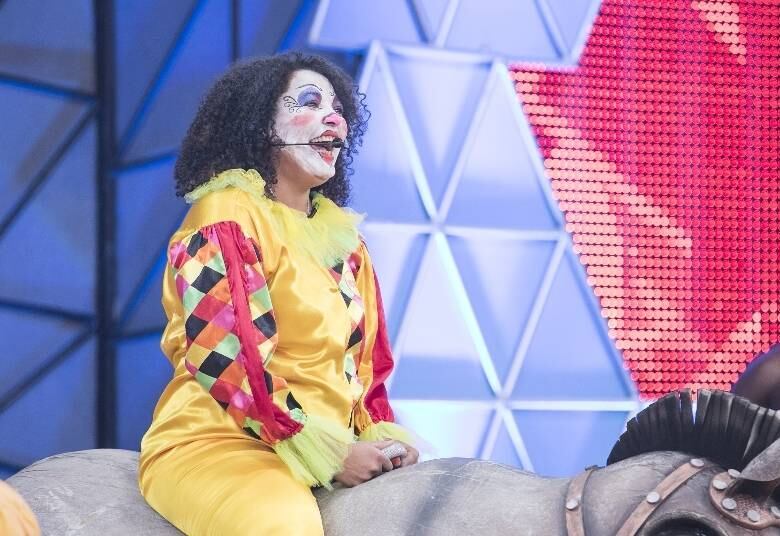 Na brincadeira, o
apresentador lidera um inusitado jogo de perguntas e respostas que funciona da
seguinte forma: montados em um burrinho mecânico, os participantes têm dois
minutos para provar que estão atualizados em assuntos de conhecimentos gerais
se quiserem ganhar uma grana