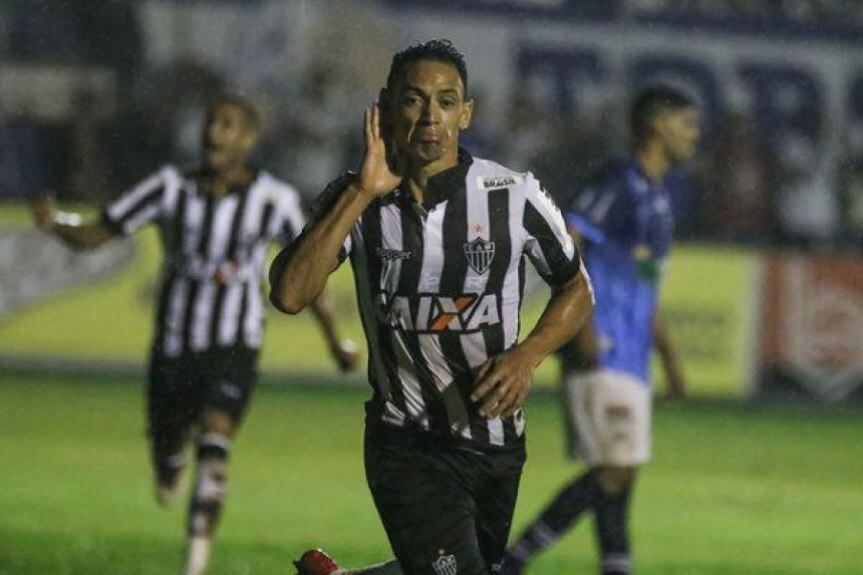 Mesmo sendo o artilheiro do Atlético-MG no Brasileirão e tendo renovado o contrato recentemente, Ricardo Oliveira vem sendo contestado no Galo. Após a saída do atacante Roger Guedes para o futebol chinês, o 'Pastor' teve uma queda brusca de rendimento. O fim da temporada pode trazer novidades quanto ao destino do atacante. Aos 38 anos, Ricardo Oliveira disputou 46 jogos nesta temporada, marcando 16 gols e dando 5 assistências (Foto: Divulgação/Atlético-MG)