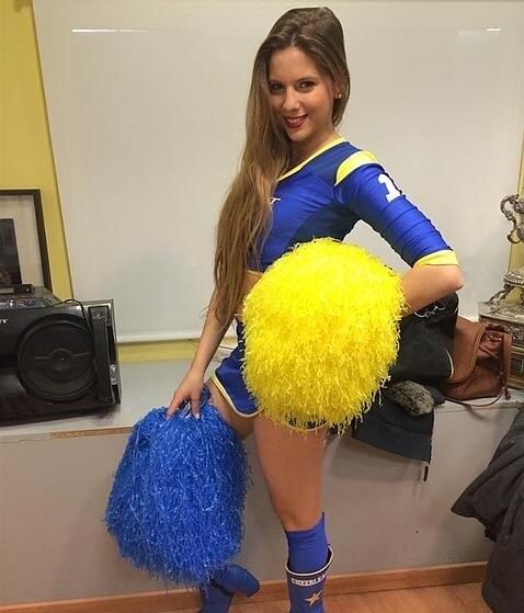 Dançarina, modelo e cheerleader do Boca Juniors, a jovem
Julieta Ortiz virou o mais novo xodó do time argentino e também dos seus
torcedores. Capa da revista espanhola Intevriú desta semana, com direito a um ensaio
nu, a jovem de apenas 21 anos de idade contou a história de sua vida e abordou
assuntos que vão desde as acusações de envolvimento com prostituição de luxo
até o possível relacionamento com o cantor e galã espanhol David Bisbal

Conheça o R7 Play e assista a todos os programas da Record na íntegra!
