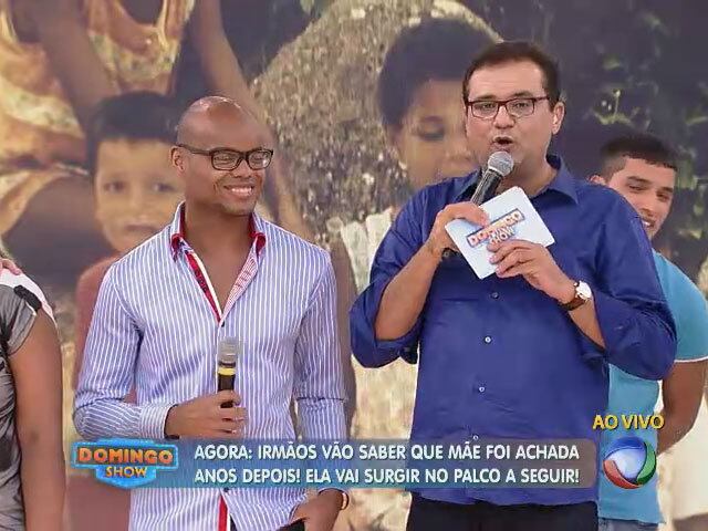 A emoção maior foi quando Geraldo fez suspense ao anunciar sobre a mãe biológica, Simone. Ele disse que a produção conseguiu o telefone, o endereço dela, e, quando ligaram, ela atendeu e confirmou que era mãe de Marcos, Gislaine e Gabriela   


+ Emoção no Domingo Show! Após 20 anos, jovens adotados por europeus encontram a família biológica

+ Aproveite e confira as matérias do programa Domingo Show

+ Já curtiu a página do Domingo Show no Facebook? É só clicar!

+ Siga o Domingo Show no Twitter e receba conteúdos exclusivos!