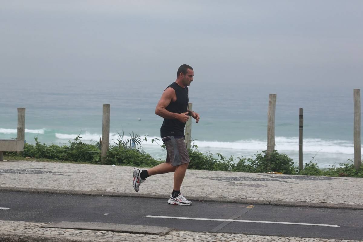 Paulo Zulu é fotografo correndo na praia da Barra da Tijuca, no Rio