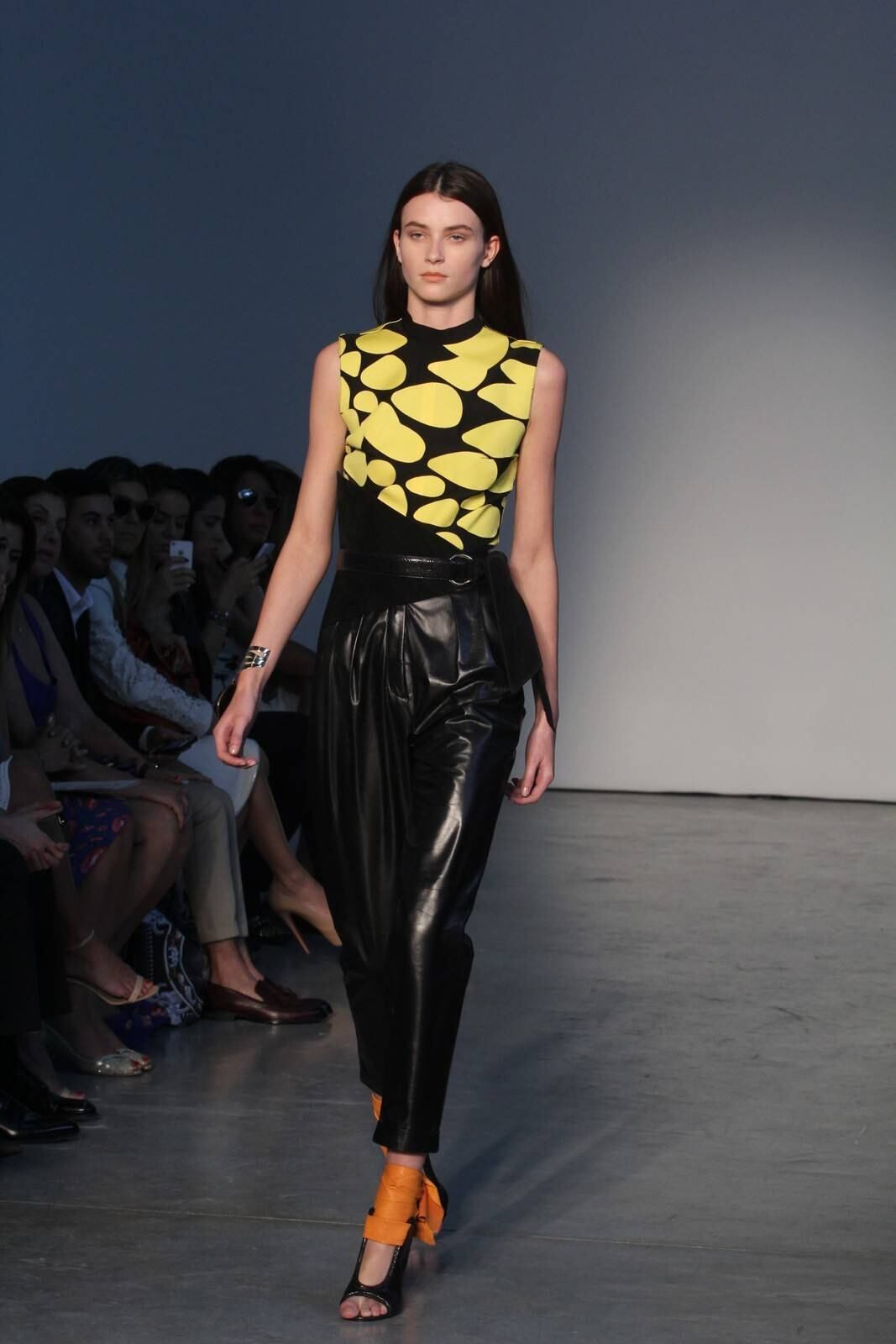 O segundo dia de desfiles da temporada inverno 2015 da São Paulo Fashion Week começou com a coleção do estilista Pedro Lourenço, nesta terça-feira (4). As modelos entraram na passarela após uma hora de atraso e vestiram peças feitas de diferentes materiais, que iam desde os trabalhos com paetês até detalhes com argolas de meta. Além dos casacos e saias que deram um ar sexy à coleção, as sandálias com saltos largos, arredondados e amarrações no tornozelo também foram destaque na passarela