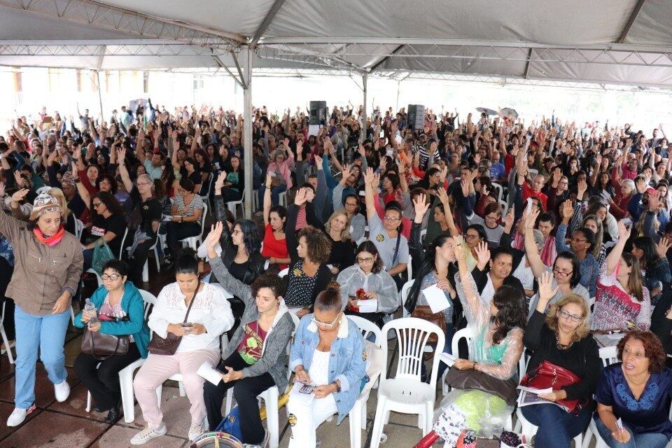 Professores decidiram manter greve nesta segunda-feira