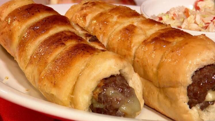 Espetinho de Pão de Alho Recheado Com Kafta
Primeiro asse a kafta;
Quando o queijo começar a sair de dentro da kafta é sinal que ela está assada por inteiro e já é a hora de colocar o pão de alho para assar;
Depois do pão assado, faça um buraco com o palito de espetinho e, em seguida, introduza a kafta levemente dentro do pão e puxar o palito da kafta já colocada dentro do pão.
Acompanhe o quadro Mitos e Verdades no programa Domingo Espetacular, que vai ao ar todos os finais de semana, às 19h45, na Record TV.