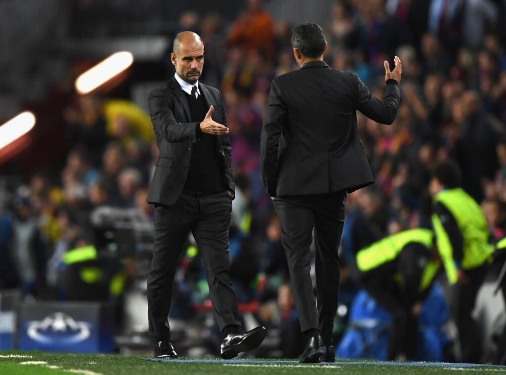 Guardiola e Luis Enrique se cumprimentam no primeiro jogo