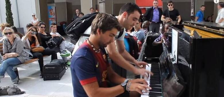 Dois estranhos conseguiram emocionar os passageiros em uma estação de trem improvisando uma música em dupla