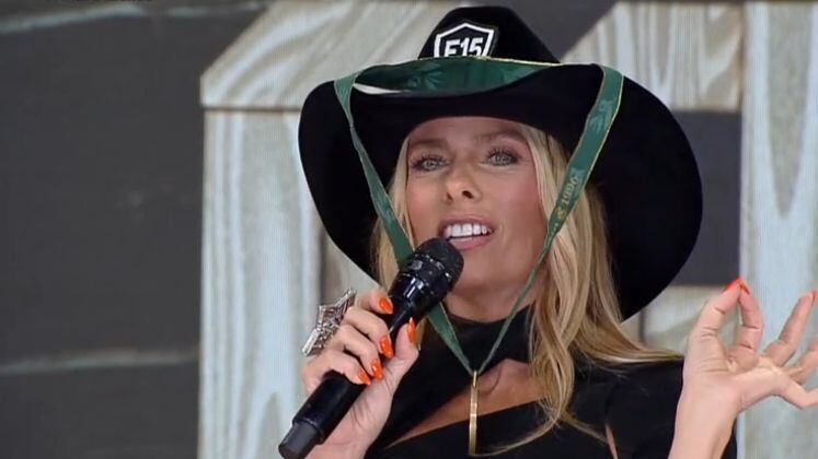 Assim que Márcia Fu viu sua medalha olímpica na final, teve uma ideia brilhante: colocá-la em Galisteu! A apresentadora avisou que não daria para vestir, por conta do chapéu, mas a ex-atleta deu um jeitinho: "Isso é a cara da Márcia Fu, não é? Só ela que pode fazer um negócio desses", brincou Adriane.