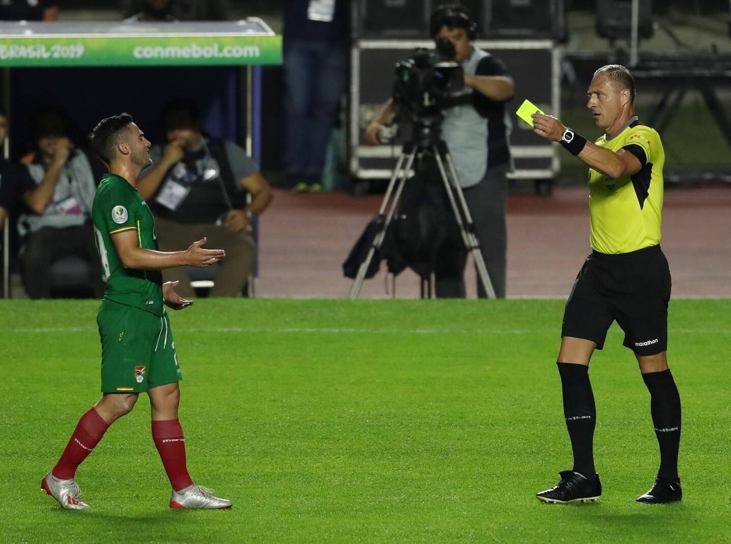 Nestou Pitana consultou o árbitro de vídeo e acabou decidindo pelo cartão amarelo