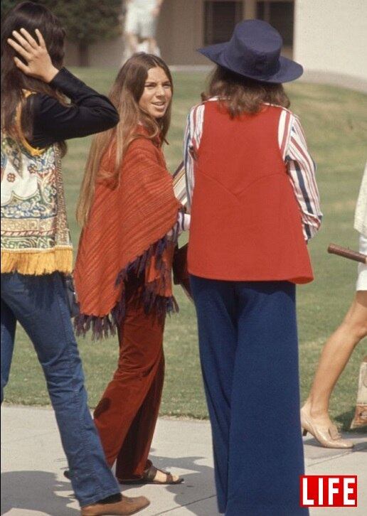 Um passeio por uma escola no sul da Califórnia (foto) no final dos anos 60 revelava jovens interessados em se diferenciar dos adultos por meio das roupas que usavam, algo que era mais difícil de ser observado até duas décadas antes
