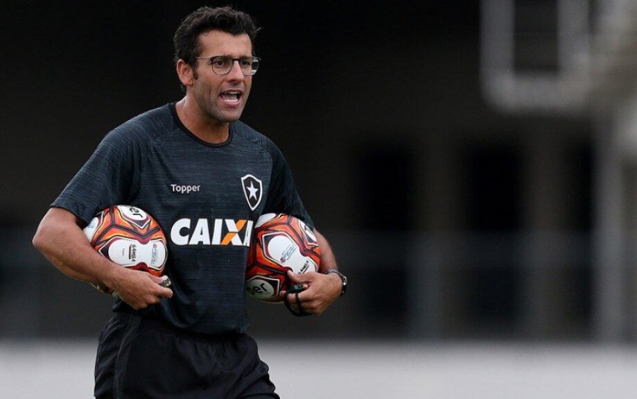 A diretoria do Vasco chegou ao consenso no nome de Alberto Valentim, recém-demitido do Pyramids, do Egito. Os contatos entre as partes foi rápido e uma pequena questão salarial separa o treinador do clube cruz-maltino.

