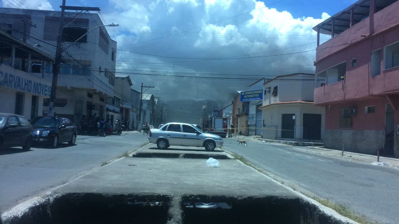 Segundo o Corpo de Bombeiros o incêndio foi de média proporção