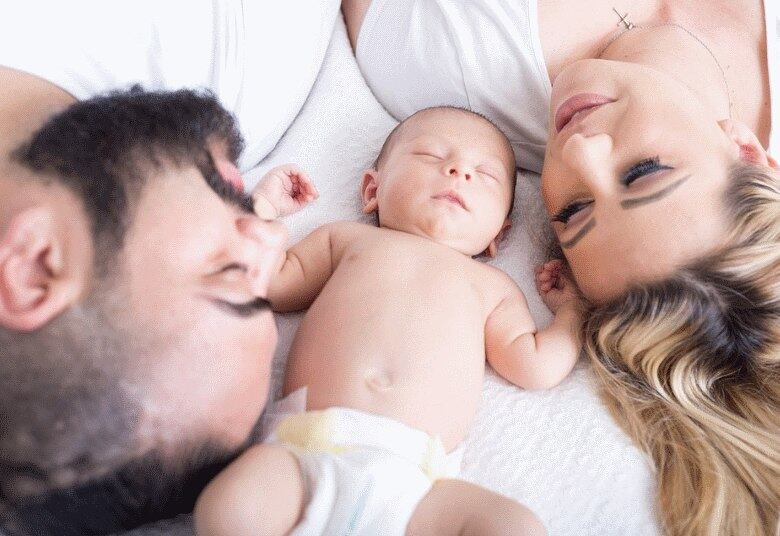 A chegada de um bebê,
principalmente se for o primogênito, é cercada de descobertas. Uma delas está
relacionada ao elo que os pais e a criança construirão juntos. Pessoas com
temperamentos diferentes fazem parte dessa família e novos vínculos precisam
ser criados. Por isso, assim como em qualquer relação, é necessário tempo de
convívio e muita calma.