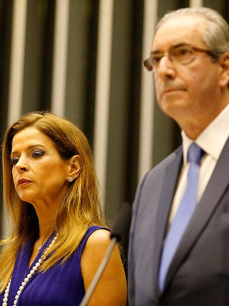 A mulher do presidente da Câmara, Eduardo Cunha (PMDB-RJ), ganhou destaque nas últimas semanas após revelações indicarem que uma das contas ligadas ao deputado no exterior possuía o nome dela e foi utilizada para pagar despesas pessoais, como academia de tênis e cursos no exterior. No entanto, a trajetória de Cláudia foi construída do outro lado do noticiário