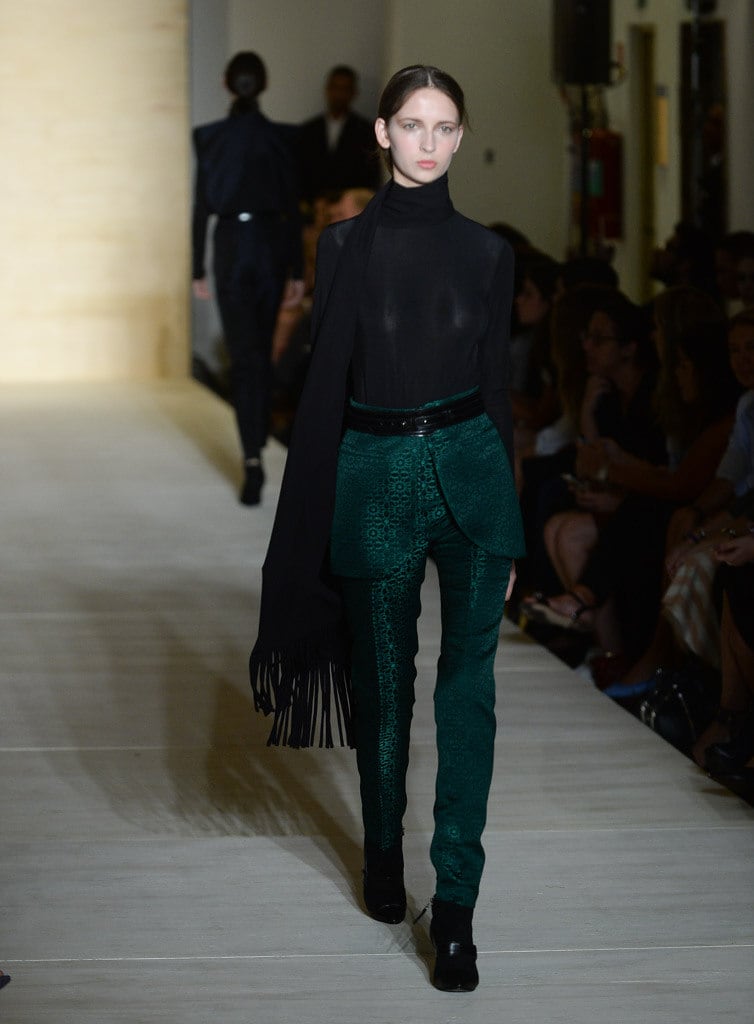 A coleção de inverno de Reinaldo Lourenço, apresentada na FAAP,
nesta terça-feira (4), usou e abusou de formas geométricas e do couro como
material principal. Os destaques ficaram por conta das franjas e das golas
altas. O pescoço recebeu atenção também por conta dos acessórios que as modelos
usaram. Paetês e estampas apareceram em segundo plano, quebrando o tom sóbrio das
criações, exibida na 38ª edição da SPFW 