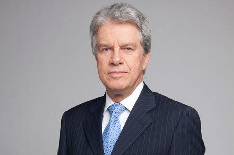 Marcos Hummel apresenta o Câmera Record nas noites de domingo