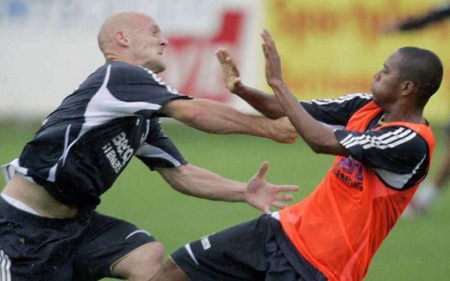 Gravesen cometeu uma falta mais pesada em cima de Robinho, que partiu para cima do volante e acertou um soco nele. Gravesen reagiu e começou a brigar com o companheiro de equipe. Os demais jogadores se apressaram e separaram os dois, que foram expulsos do treinamento.