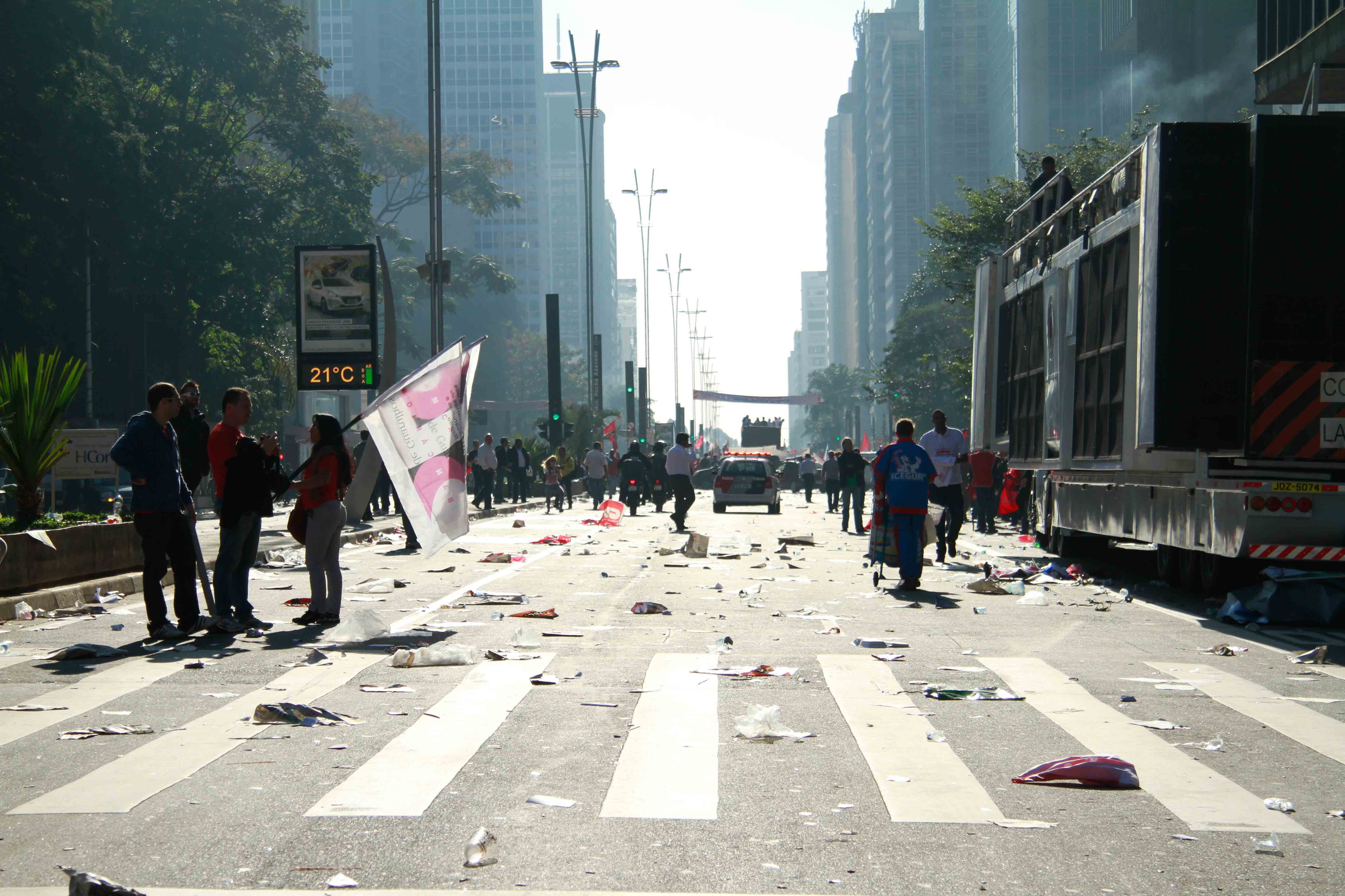A avenida Paulista ficou interditada das 12h às 15h30. O protesto, que reuniu cerca de 7.000 pessoas, segundo a PM, deixou um rastro de sujeira