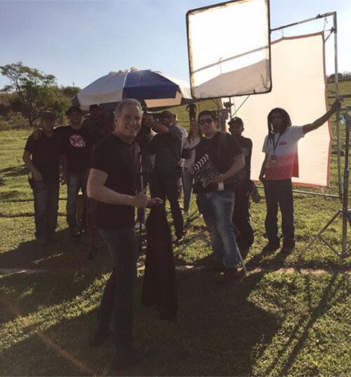 Feliz da vida, Justus mostrou um clique da equipe de filmagem do reality show e reforçou a data de estreia aos seguidores.



— Primeiras cenas na Fazenda da Record! Estreia dia 23/9, às 22:15 horas


+ Assista às íntegras dos programas da Rede Record no R7 Play. Assine!

+ Roberto Justus reúne bicharada na sala de reunião e conta novidades de A Fazenda

+ Não perca a estreia de A Fazenda na tela da Record

+ Confira as melhores provas que já rolaram no reality A Fazenda