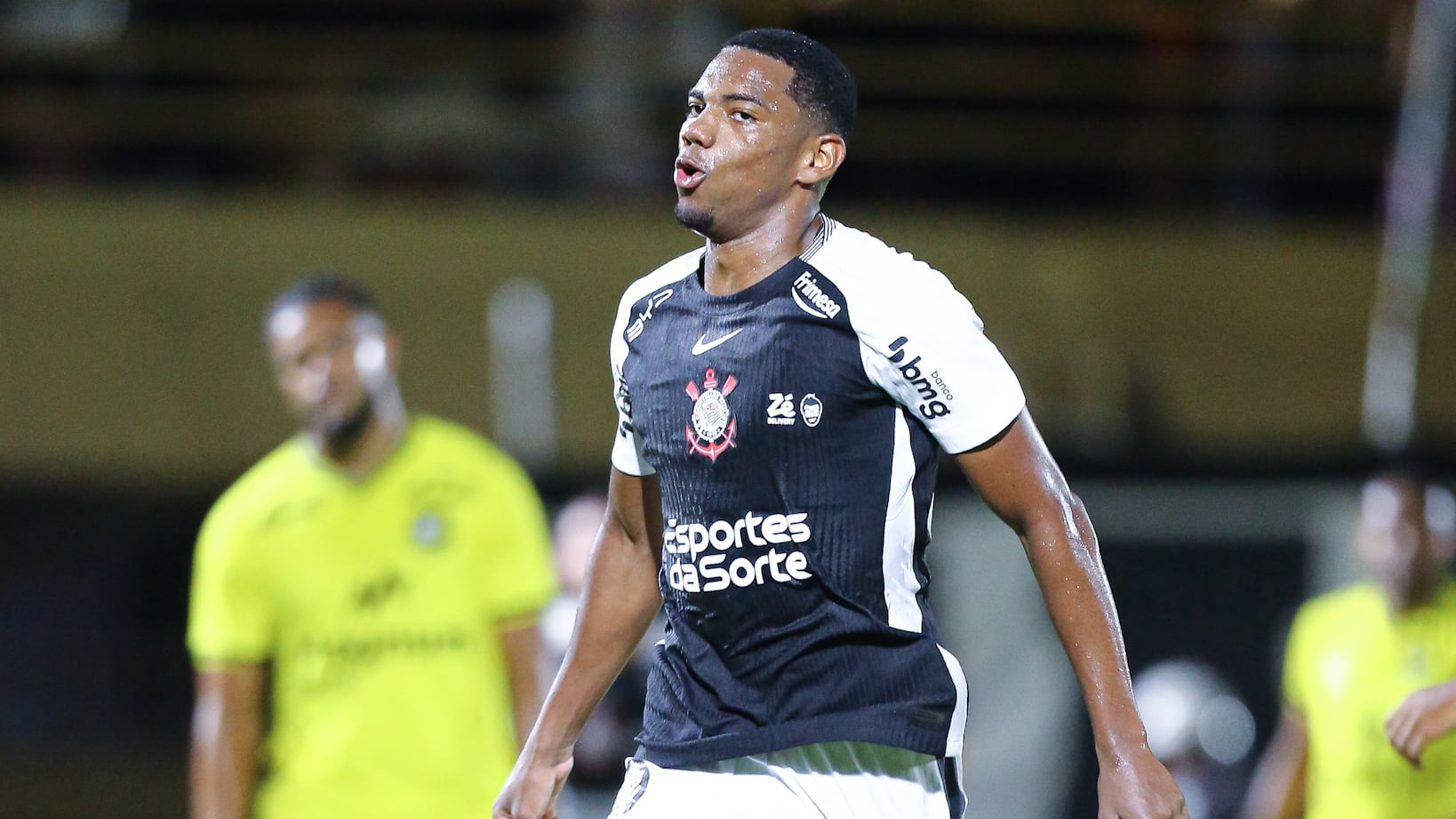 André, do Corinthians, comemora seu gol na partida contra o São Bernardo