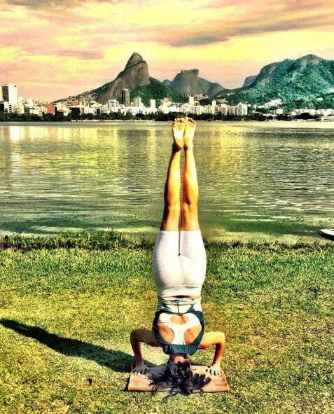 Nas redes sociais, Cláudia vira e mexe mostra as habilidades que tem na atividade. O clique foi tirado na Lagoa Rodrigo de Freitas, no Rio de Janeiro