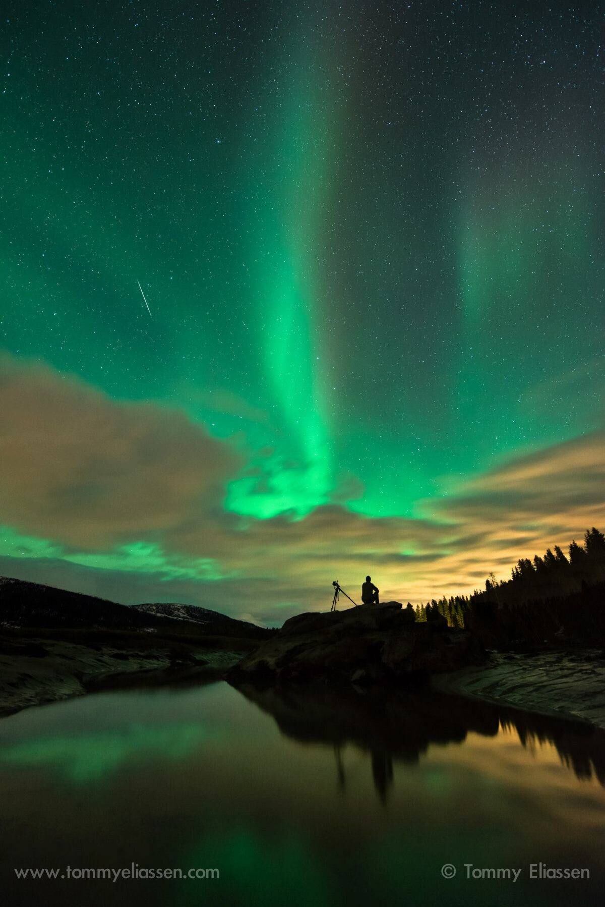 O fotógrafo Tommy Eliassen é um dos amantes do fenômeno e foi
o responsável por esse clique. Ele capturou a imagem na sexta-feira, enquanto
observava um meteoro cruzar o céu da Noruega