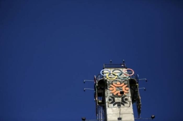 Uma torre com os anéis olímpicos e o logotipo dos Jogos de Sarajevo ainda permanece intacta
