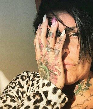 A única irmã de Markus, Anna, também teve seus problemas. Seguindo os passos do pai, Anna se tornou viciada em drogas e fugiu de casa na adolescência