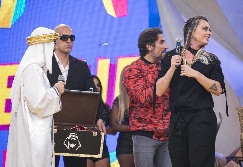 Ao saber que o
casamento da loira com Felipe Franco estava em crise, um sheik árabe milionário
vai até o palco do Legendários convidá-la para ser a 11ª esposa de seu
harém