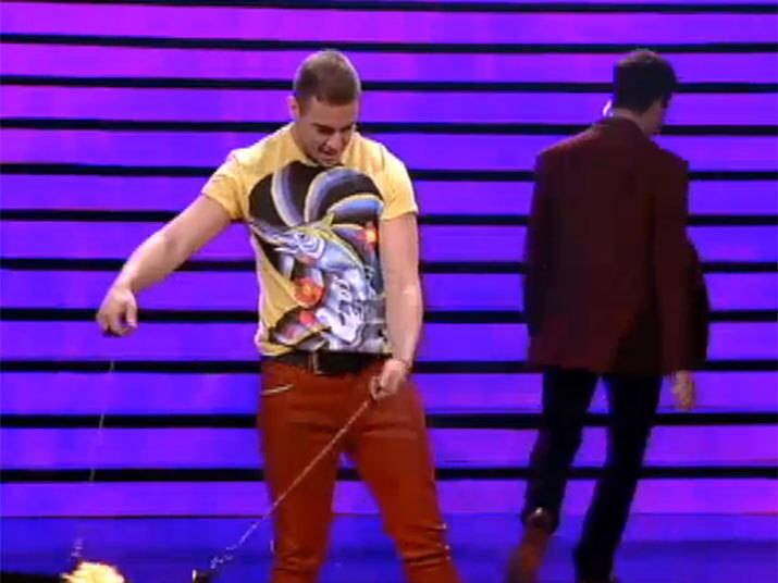 Com a ajuda de Cortez, Diego resolveu fazer um número pirotécnico.
— Ai, meu Deus, eu tenho muito medo. Fogo. Vai, cara — disse o apresentador antes de "fugir" do palco
+ Vídeo: Diego faz número com fogo e vê que não é a melhor forma de conquistar mulheres
+ Siga o Me Leva Contigo no Twitter
+ Curta o Me Leva Contigo no Facebook