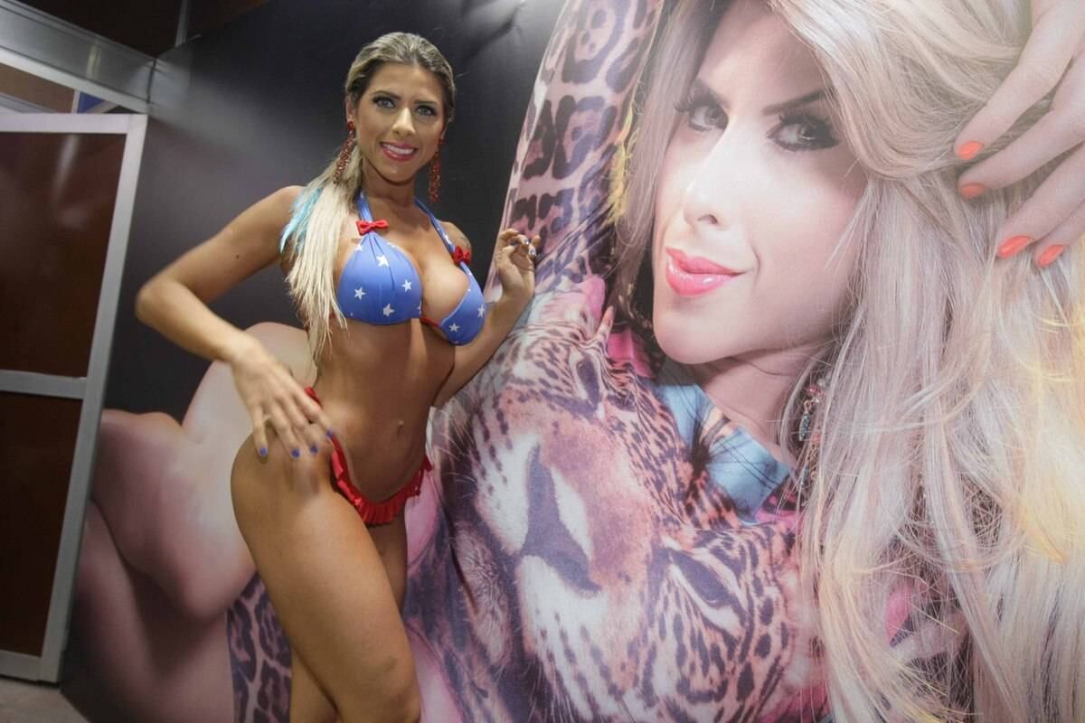 Prontas para o verão! Irmãs Minerato usam biquíni em feira de beleza e fazem bronzeamento artificial

VEJA TAMBÉM:
Conheça as novidades do bronzeamento artificial para o verão
