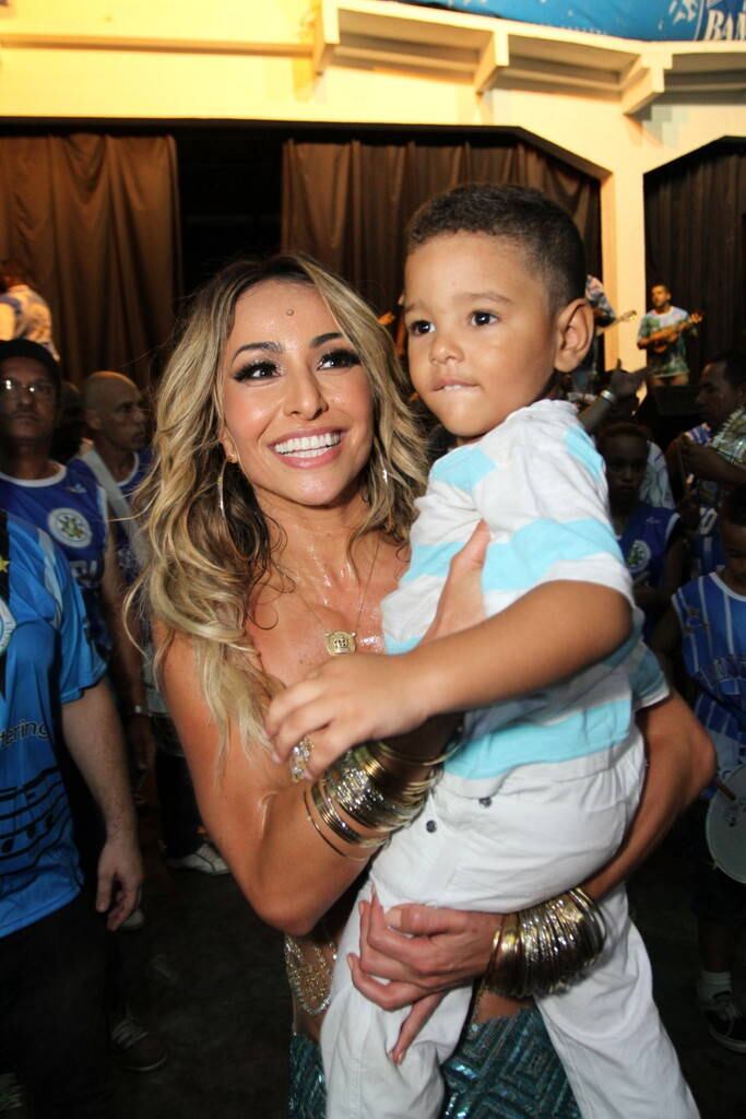 Sabrina Sato comemora aniversário na quadra da Vila Isabel
