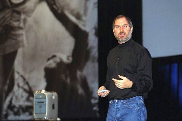 Já na Apple, em 2001, Jobs conseguiu novamente revolucionar o mundo da informática ao desenvolver um sistema operacional que unisse o Mac OS com a estabilidade e poder do Unix, criando assim o Mac OS X