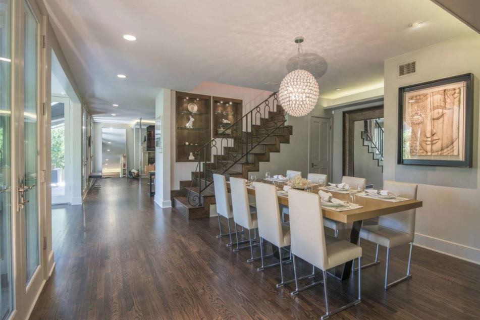 A casa ainda conta com lareira, sala de jogos, spa e sistema de segurança

