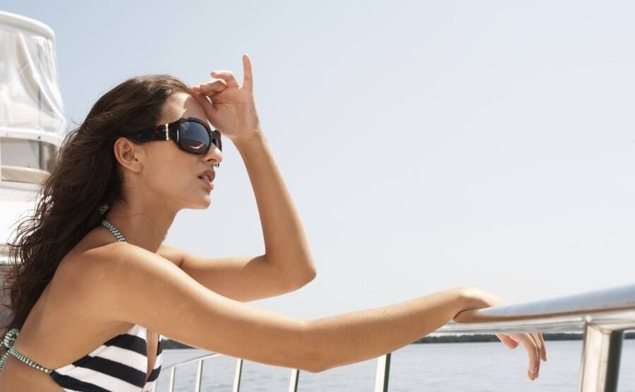 A utilização de óculos escuros é fundamental para proteger os olhos da luz solar intensa