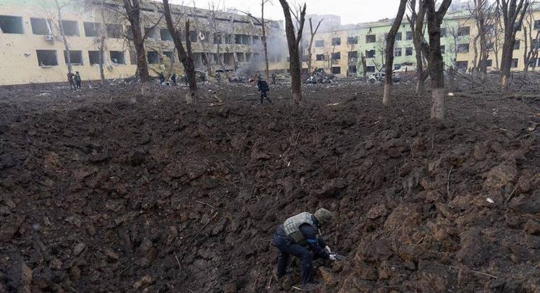 Bombardeio a hospital infantil de Mariupol deixou civis mortos e feridos