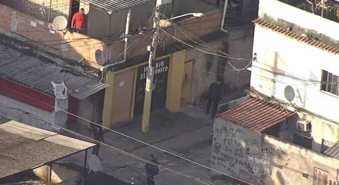 Policiais militares atuam na Cidade de Deus, onde um suspeito foi baleado