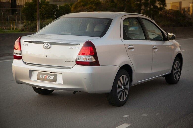 30°) Toyota Etios Sedan — 2.063 unidades