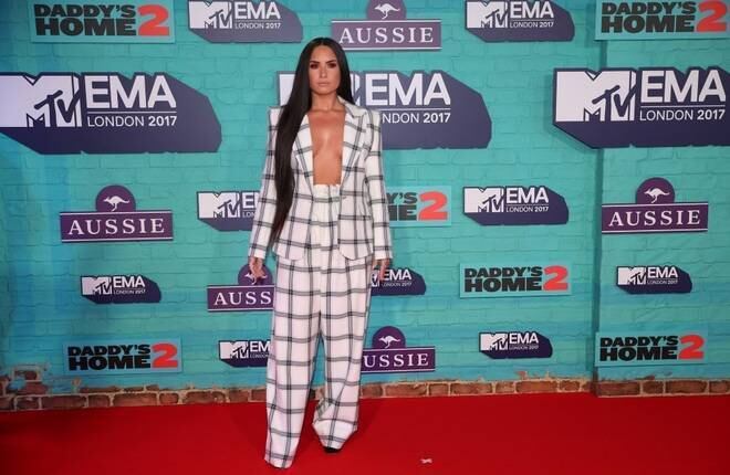 O mesmo vale para Demi Lovato, que foi de look pijama com maxidecote, mas não superou o roupão de Rita