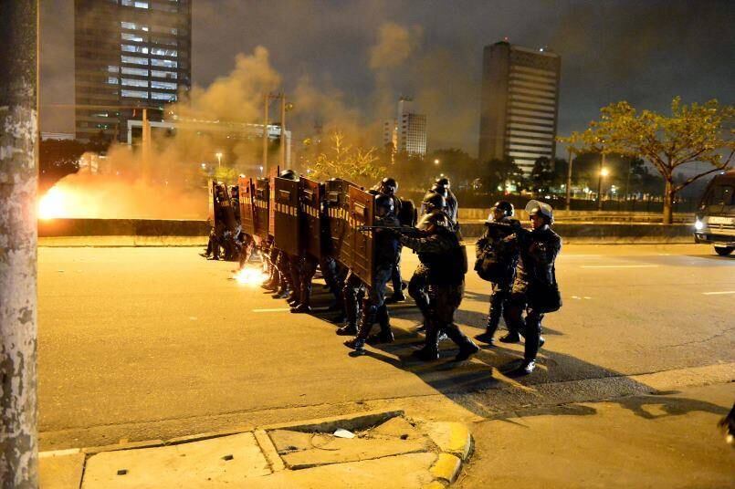 A polícia acompanhou a movimentação sem intervir diretamente