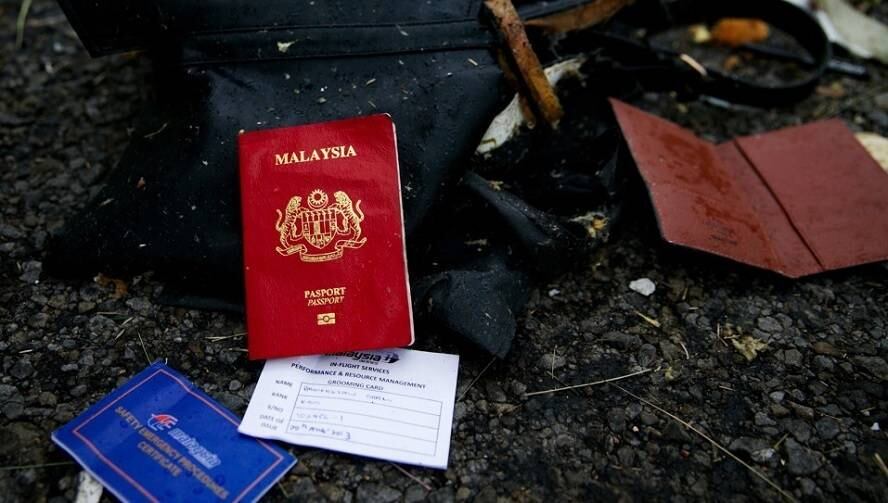 Além dos brinquedos e das malas, muitos documentos pessoais e até cartões bancários foram encontrados na região. 

O passaporte dos passageiros ajuda na identificação das vítimas 