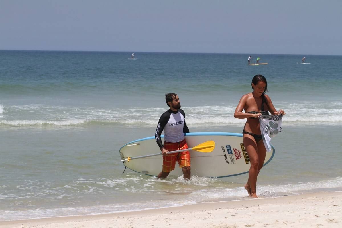 Bruno Gagliasso e Ricardo Pereira praticam stand up paddle na praia da Barra da Tijuca, no Rio