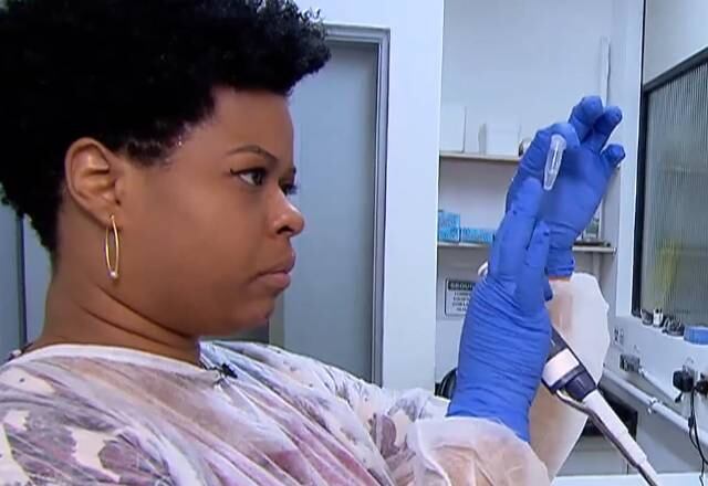 No Brasil, uma equipe liderada por mulheres teve papel fundamental no sequenciamento do coronavírus apenas 48 horas depois do primeiro caso registrado. Jaqueline Goes de Jesus é biomédica. Dedicou parte de sua carreira ao sequenciamento do vírus zika, estuda a dengue, o HIV e agora, o COVID-19. Acredita que o sequenciamento é o primeiro passo para a produção de vacinas e medicamentos, para impedir que o vírus seja introduzido na população