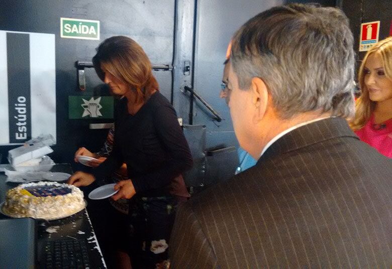 Durante o intervalo do programa, Janine ganhou um bolo da equipe