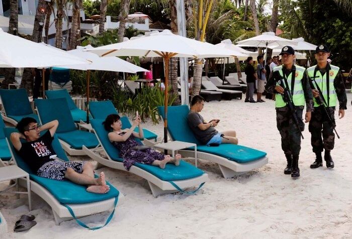 Turistas se despedem, nesta quarta-feira (25), da ilha de Boracay — um dos principais pontos turísticos das Filipinas —, que deve ser fechada para estrangeiros durante seis meses a partir do dia 26 de abril. As informações são da agência de notícias Reuters