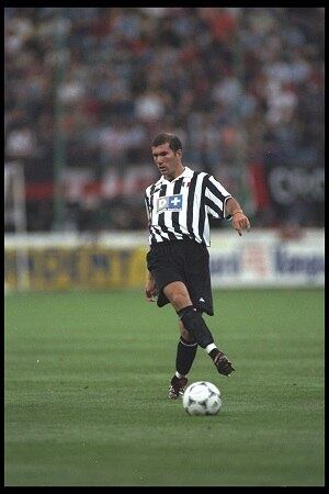 Juventus e Parma brigaram rodada a rodada pelo título do Campeonato Italiano na temporada 1996/1997. Com dois pontos à frente no fim do torneio, a Juve levou a melhor, mas tudo poderia ter sido diferente graças a um gol contra de Zidane. Craque do time, ele marcou contra justamente no jogo contra o Parma. Sorte do francês que Nicola Amoruso deixou tudo igual e tirou os dois pontos que dariam o título ao adversário
